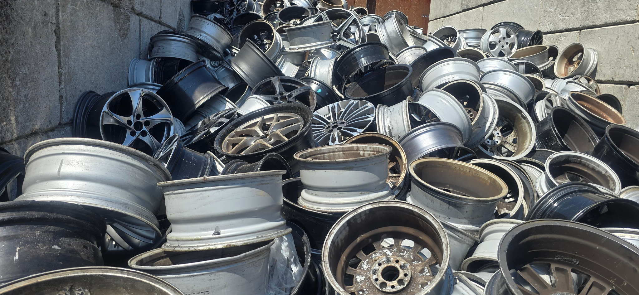 Ausgediente Metallfelgen