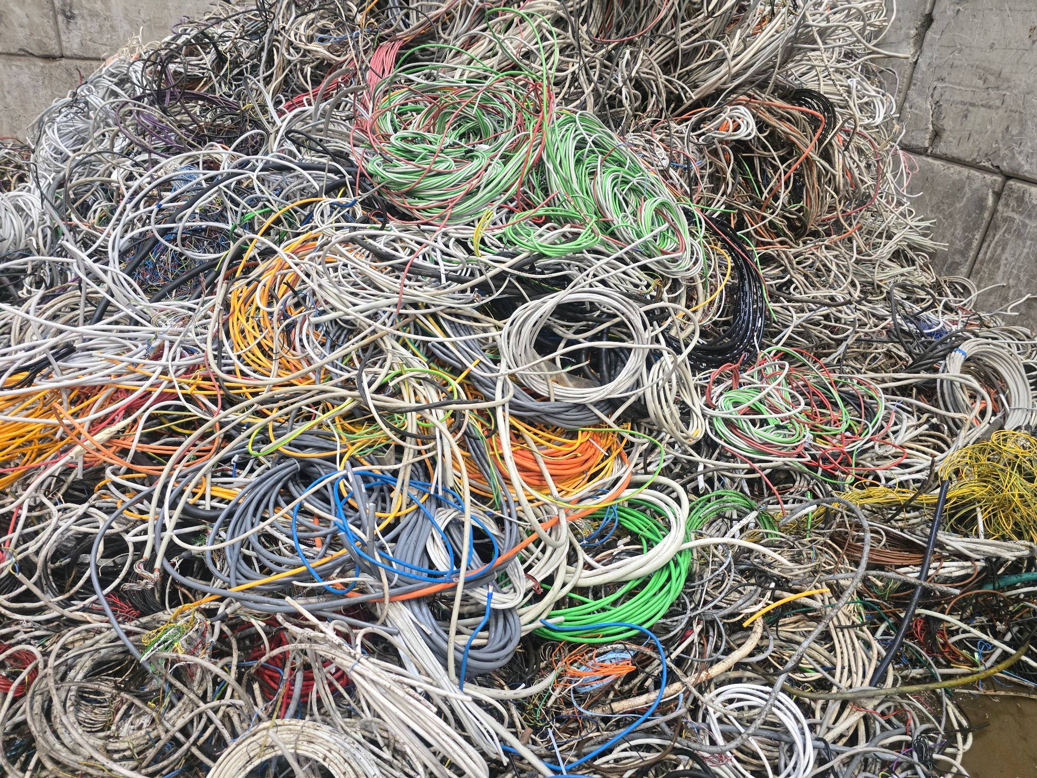 Gesammelte Kabel zur Metallverwertung